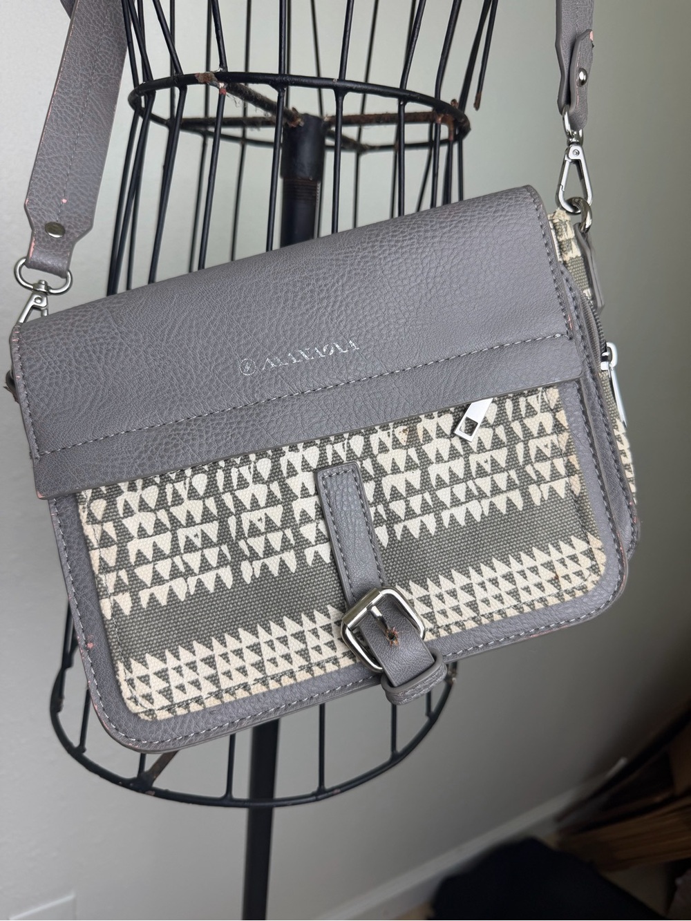 MANAOLA Hawaii Puaniu Crossbody Bag Nihu Ku